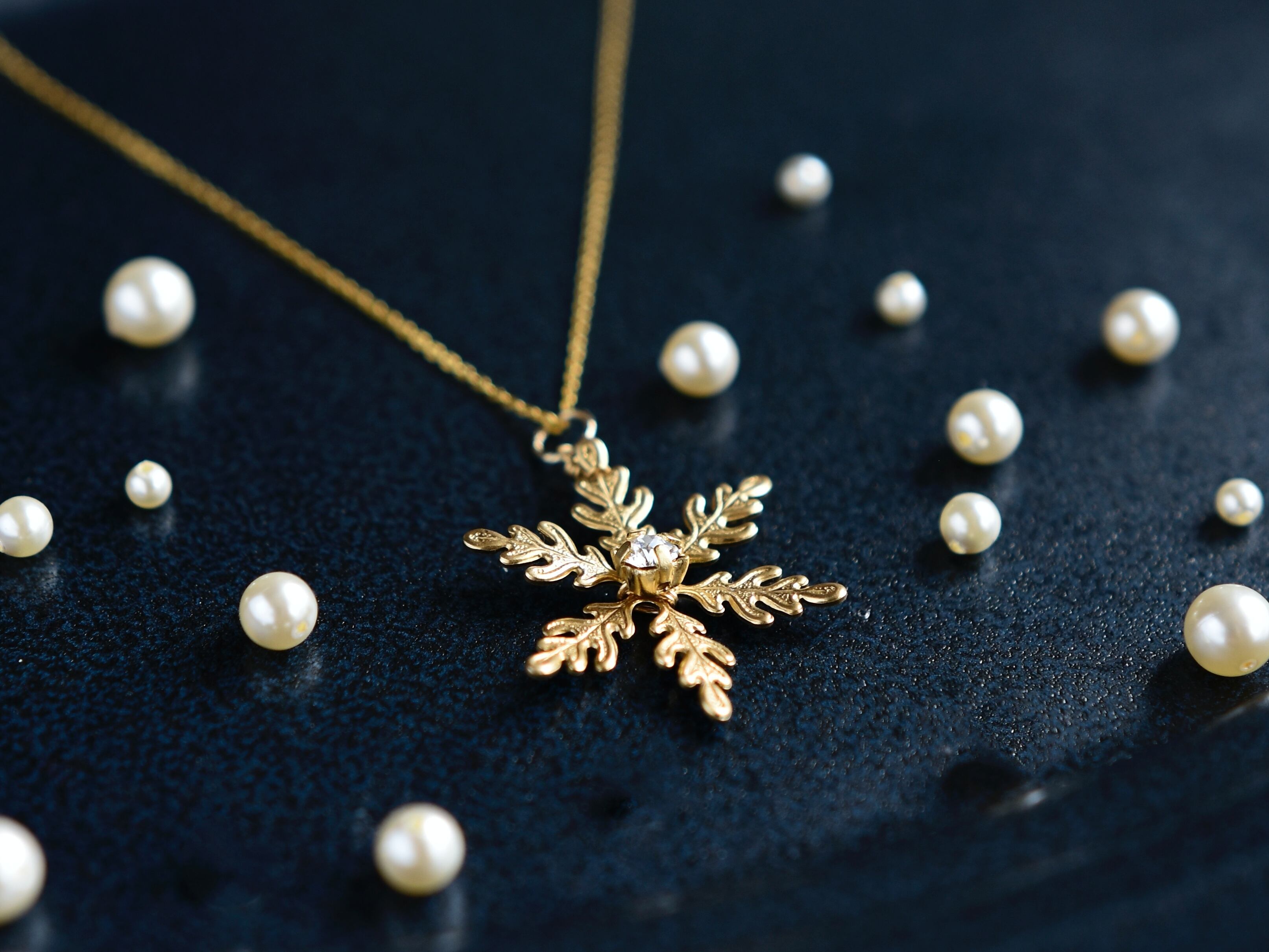 期間限定【14kgf ロングネックレス】ヴィンテージな真鍮の雪の結晶とビジュー