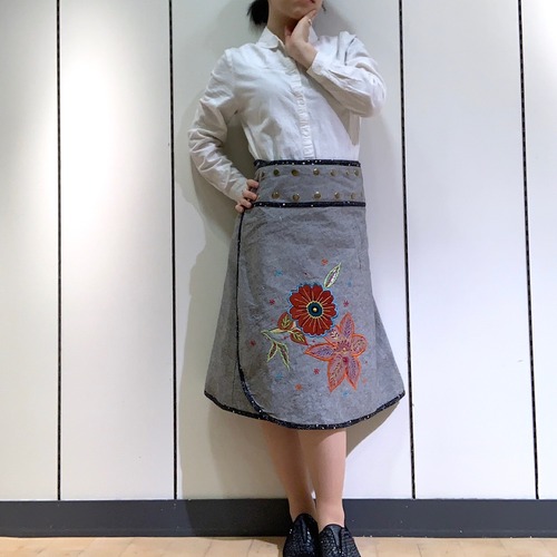 emcg-002 刺繍スナップスカート グレー・黒