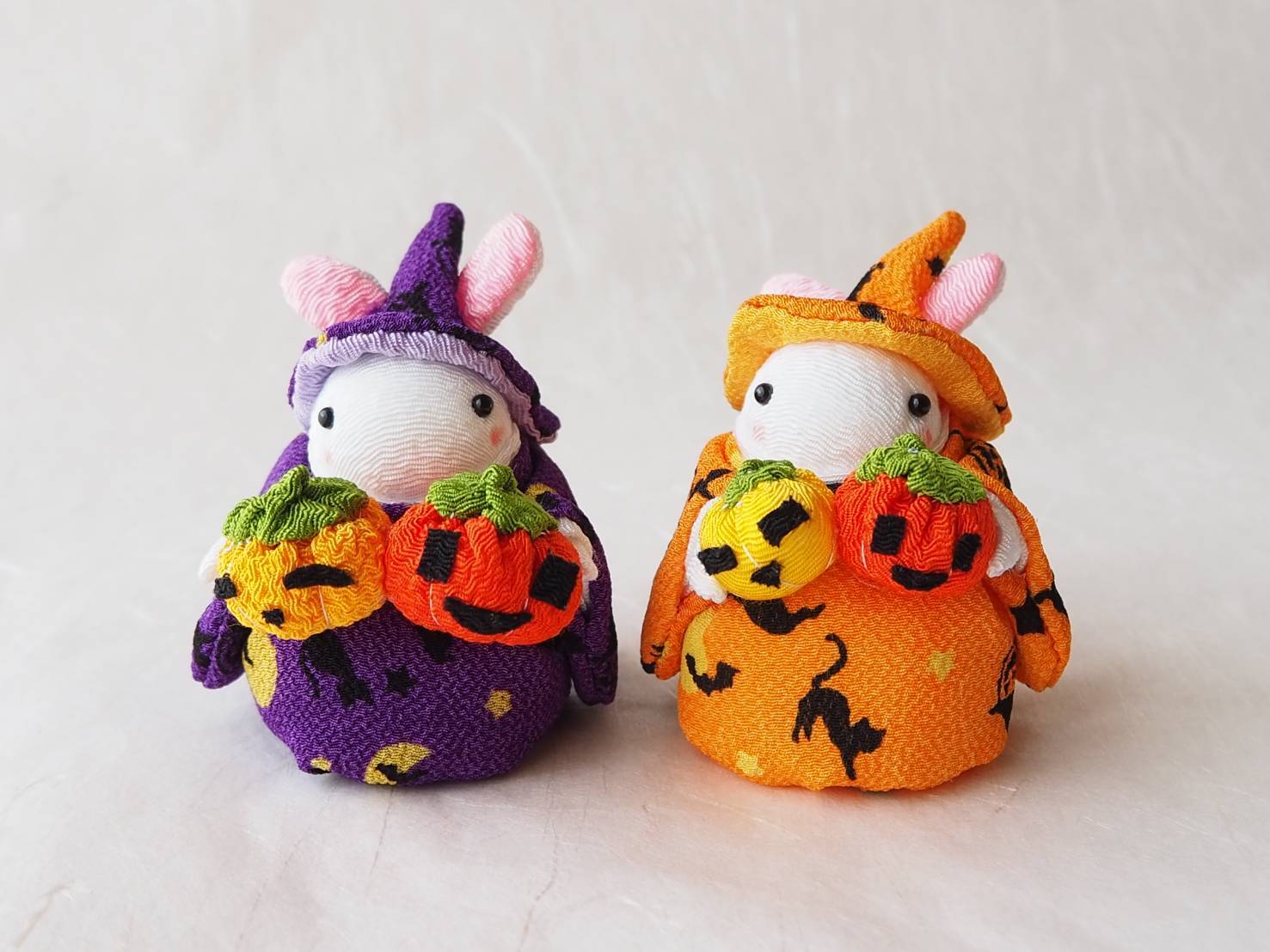 白いうさぎとハロウィン（かぼちゃ）のイラスト素材 [67387487