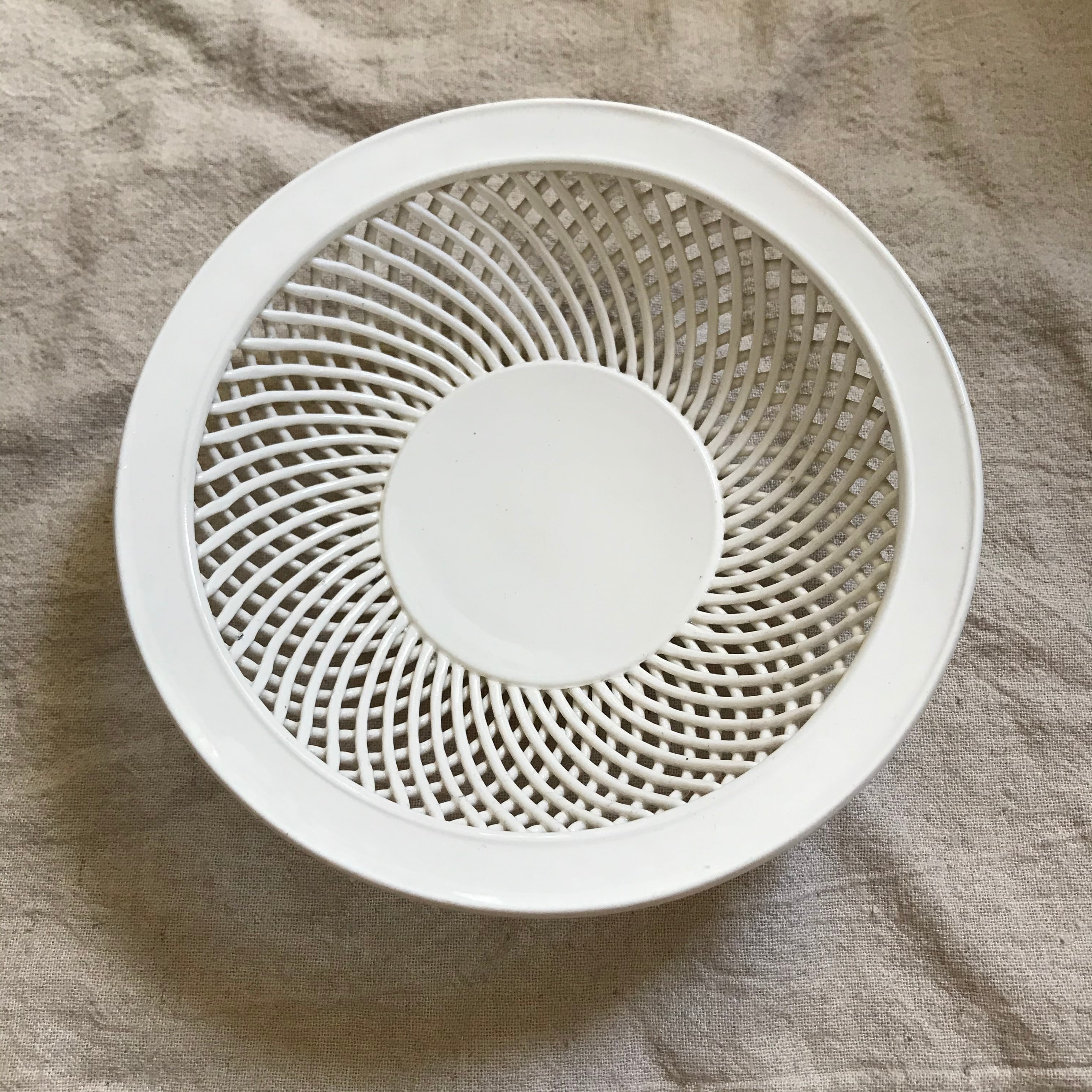 白いアミアミの皿