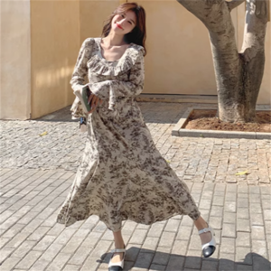 【送料無料】 ロングワンピ マーメイド ロング マキシ 長袖 ベルスリーブ フレア袖 フレアスリーブ ラウンドネック Aライン フレア フリル 薄手生地 エレガント 可愛い 大人可愛い きれいめ シンプル カジュアル シック コンサバ 華やか 大人 上品 おしゃれ お洒落 レトロ 主役級 こなれ感 高見え 花柄 春 秋 レディース 女性用 ママ 20代 30代 40代 デート お出かけ 女子会 お呼ばれ 休日 お茶会 授業参観 着回し 普段使い ファッション コーデ スタイル 楽ちん 体型カバー