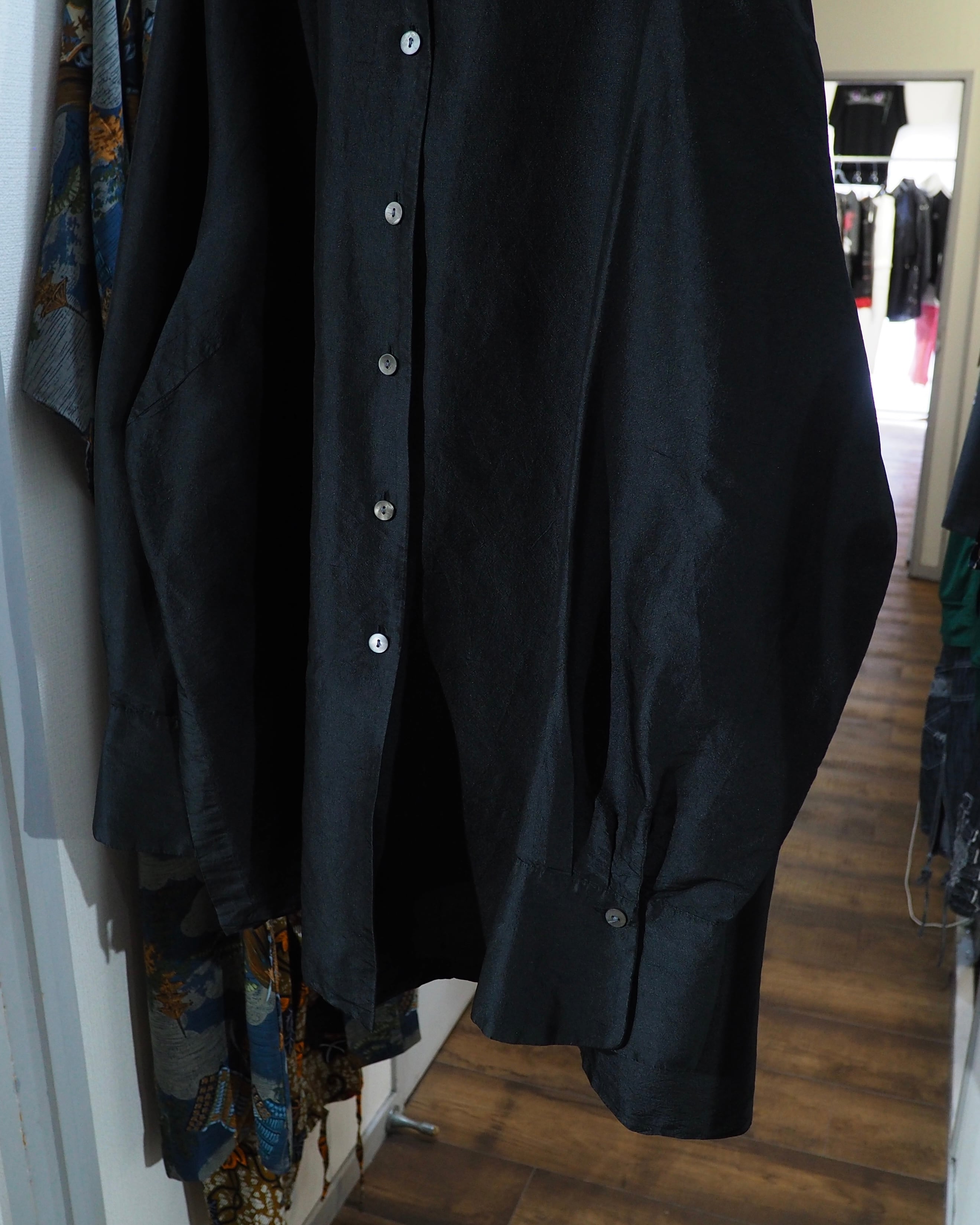 Black Glossy × Wrinkles processing vintage Over silhouette Silk shirt
