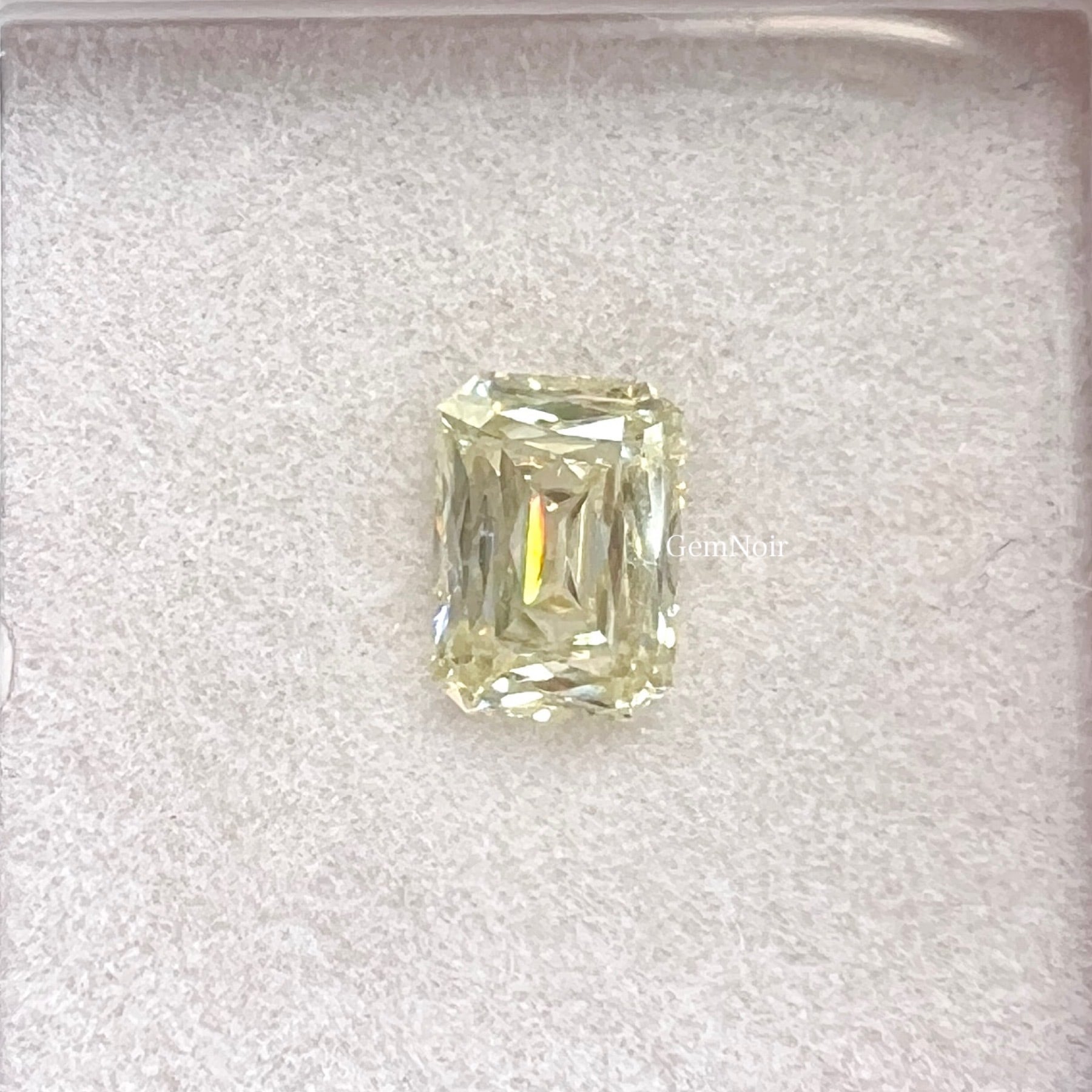 【溢れる透明感と輝き】ライトイエロー モアッサナイト 特殊シザーズカット ルース ダイヤモンドがお好きな方にも。
