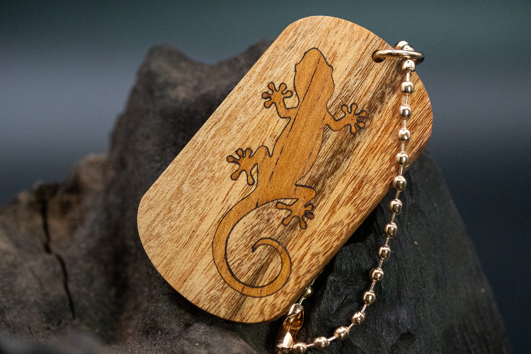 【蝶の樹】モパネ ドッグタグ 象嵌 木登りトカゲ