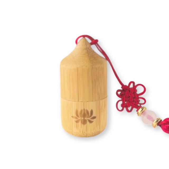 【竹製】タッセル付きロールオンアロマボトル　Lotus　赤