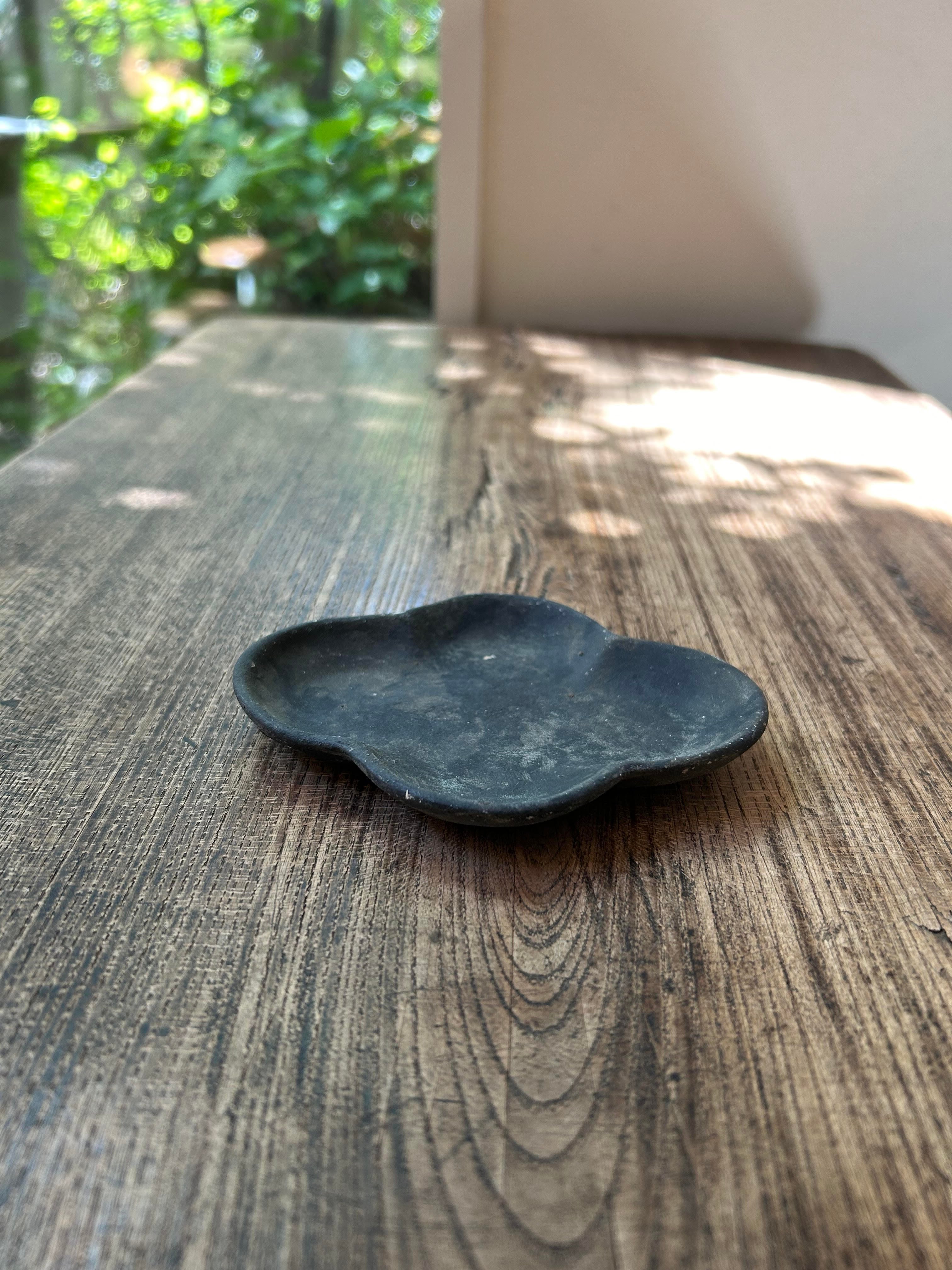 水谷智美　花型豆皿　墨黒色