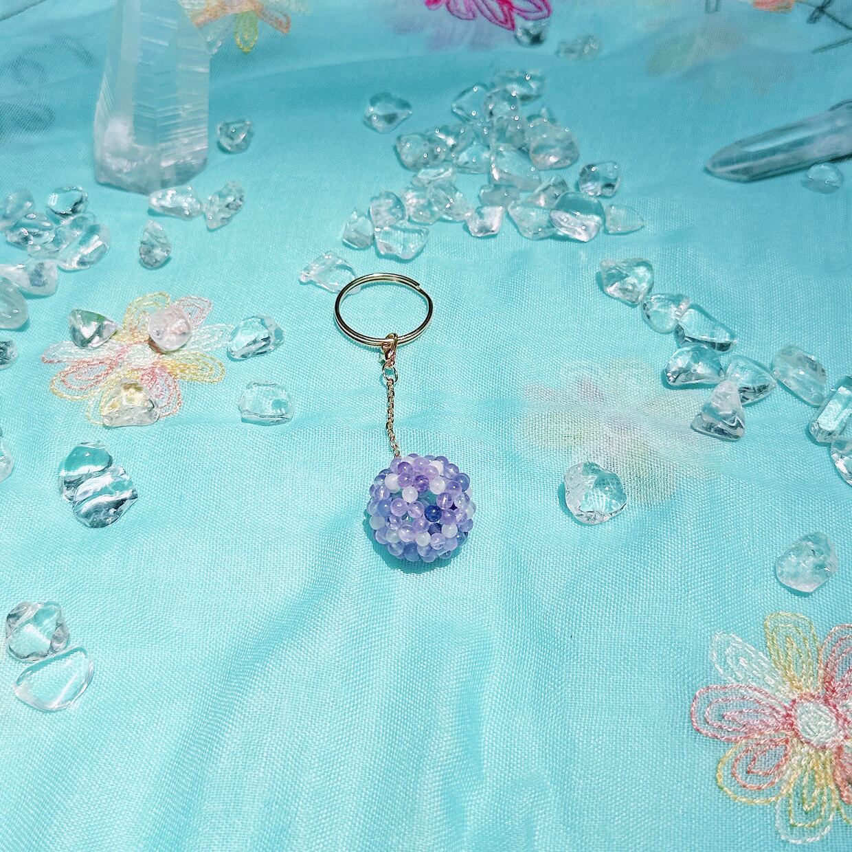 クリスタルフラーレンキーホルダー（ラベンダーアメジスト・ホワイト