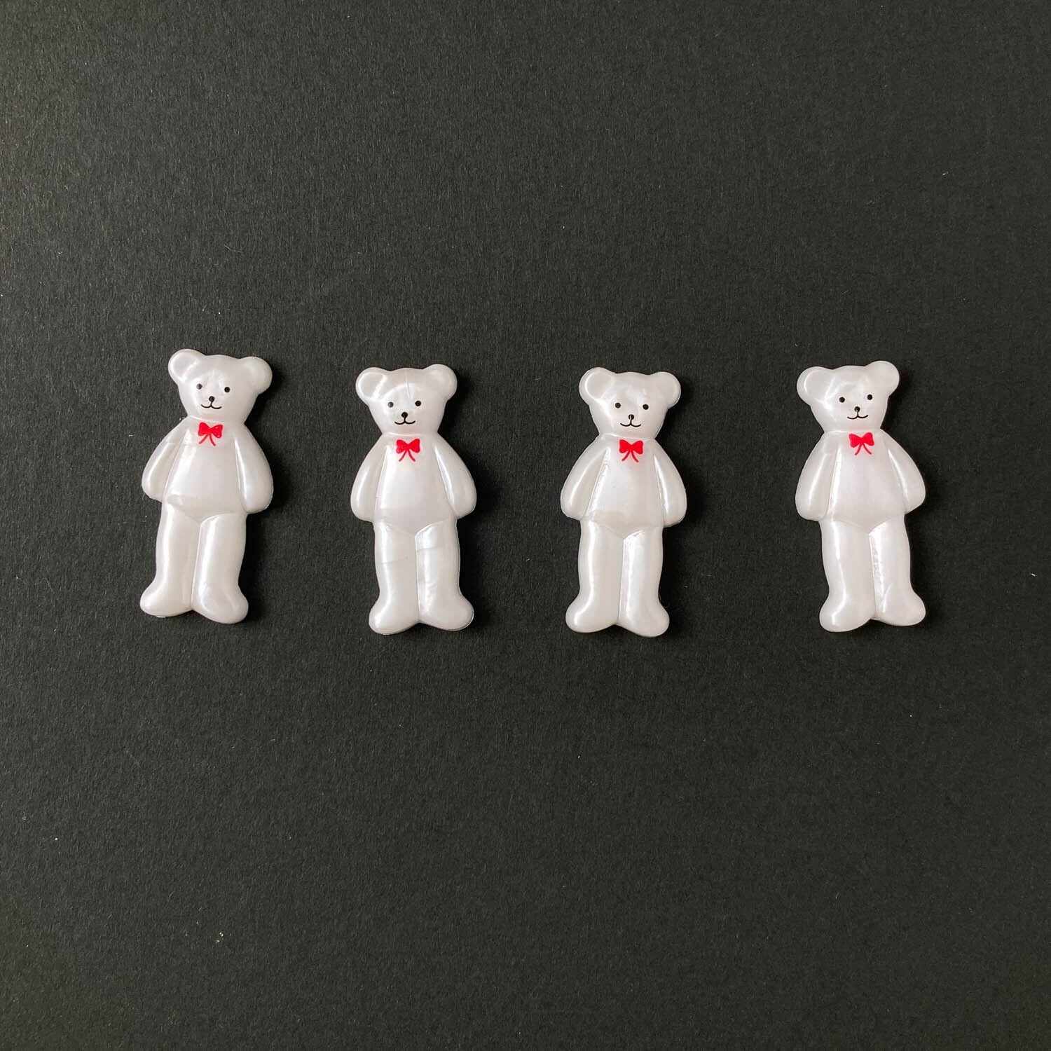再入荷〉赤いリボンの直立白くまパーツ（4p） | Dua-アクセサリー