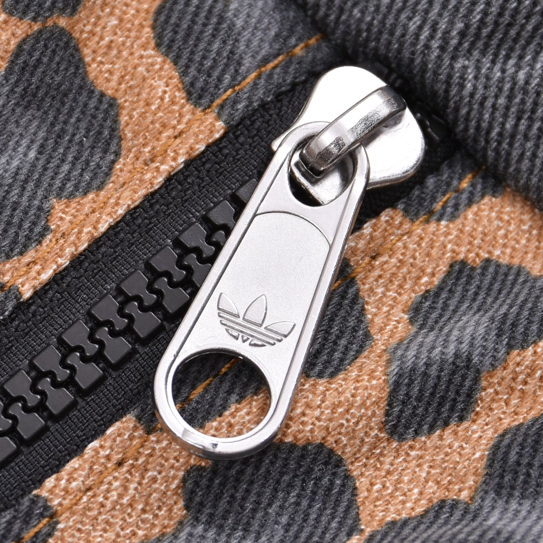 adidas】レオパード柄ショルダーバッグ(ラージ) | VOLCAN&APHRODITE