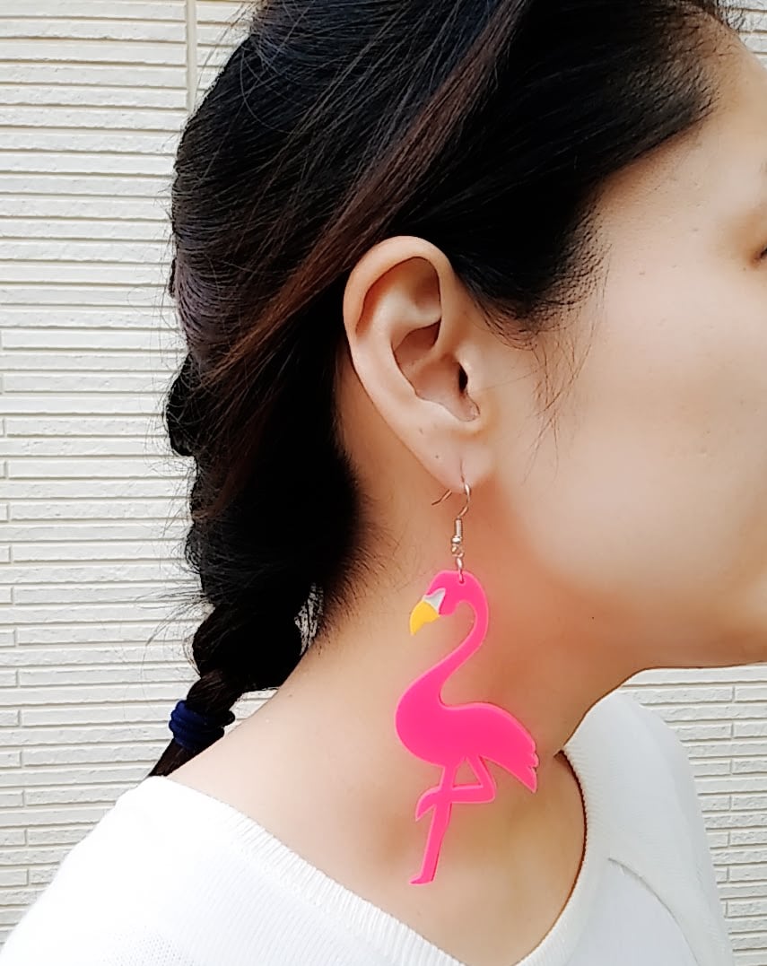フラミンゴピアス　イヤリング　ネオンピンク　ネオンカラー　ピンク　大人かわいい　ピンク好き　アクセサリー　大振り　
