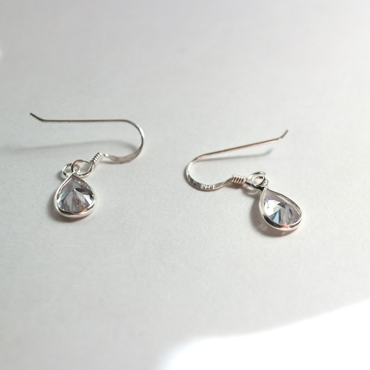 高品質キュービックジルコニア使用　揺れ動く雫ピアス