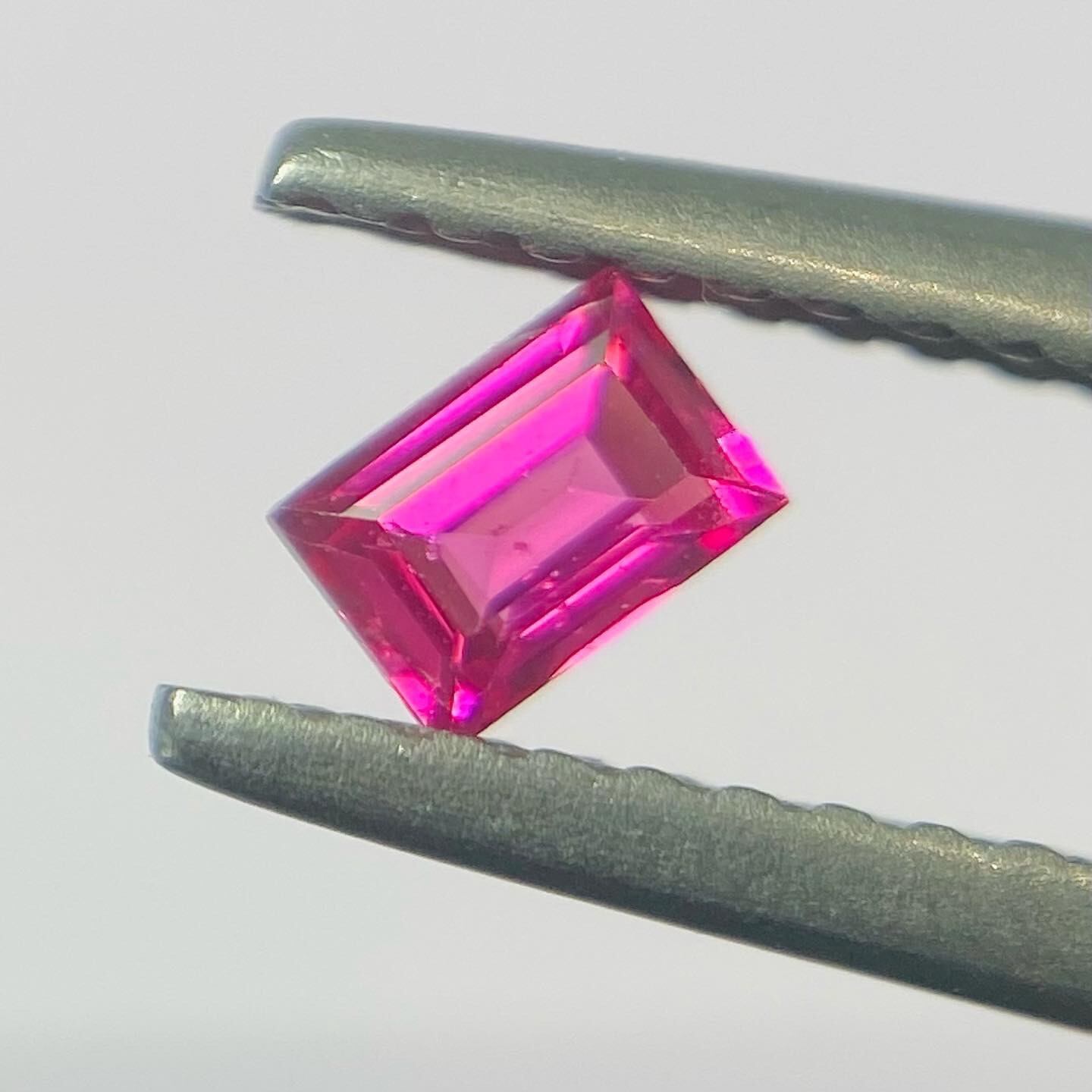 お値下げ！【キラキラキラヴィヴィッドピンク★混じり気ない暖かピンク】スピネル スピネルルース ピンクがかった紫のスピネル 0.81カラット