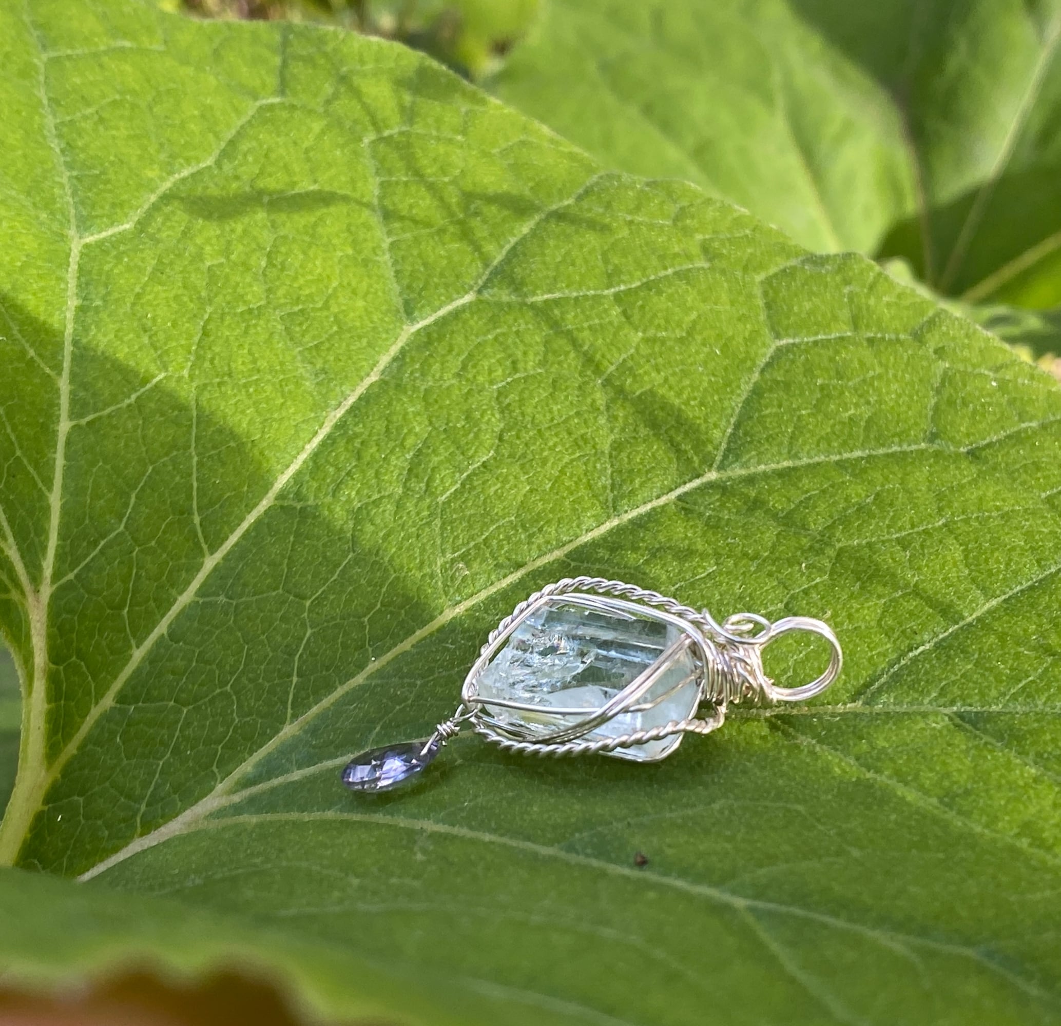 きらめく水面を思わせる清らかな透明なブルー アクアマリンと