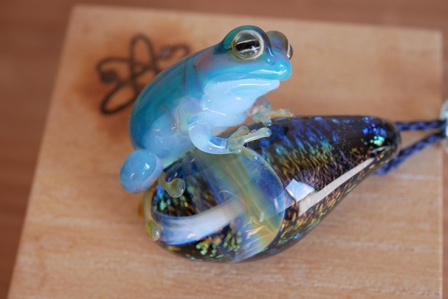 麻覇王ガラスネックレス「矢独嘉得留ヤドクカエル」ma-k-44