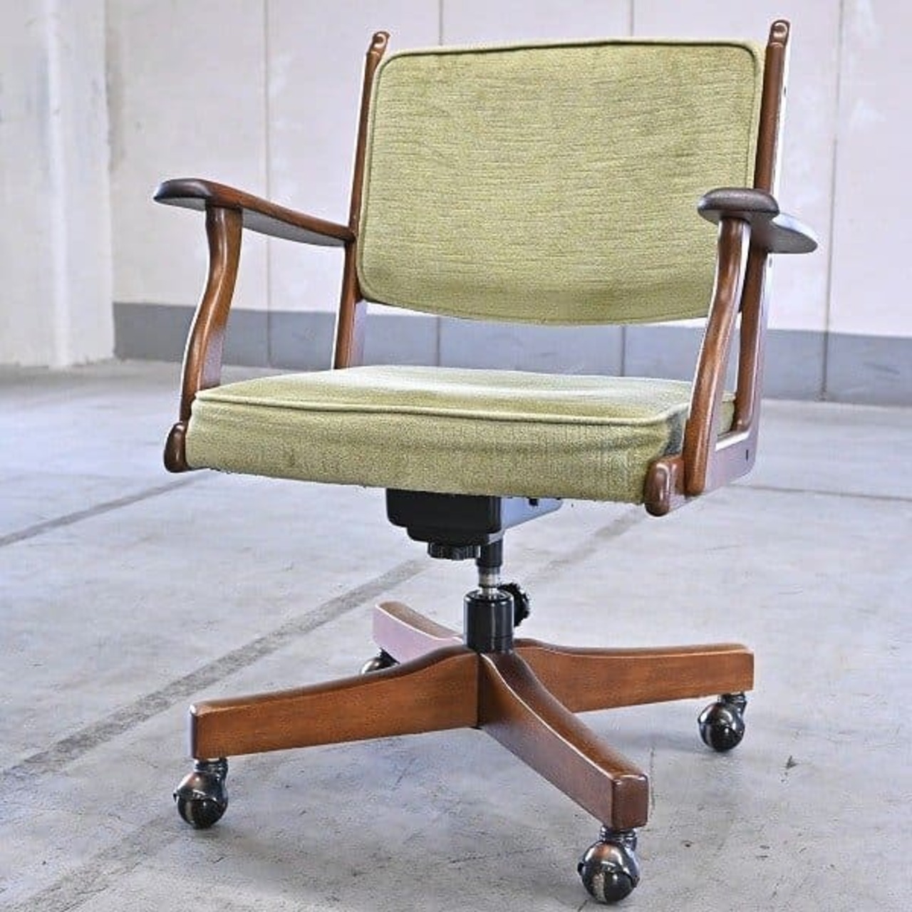 カリモク「コロニアル」キャスターチェア コロニアルウォールナット色 アーム デスク オフィス 書斎 勉強 karimoku【中古家具/中古インテリア/USED家具ユーズド家具/リサイクル】