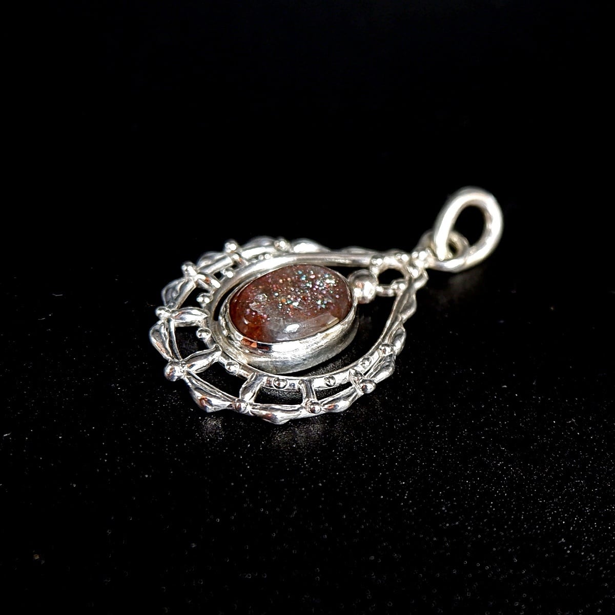 タンザニア産パープルヘイズサンストーンのドロップレースペンダント