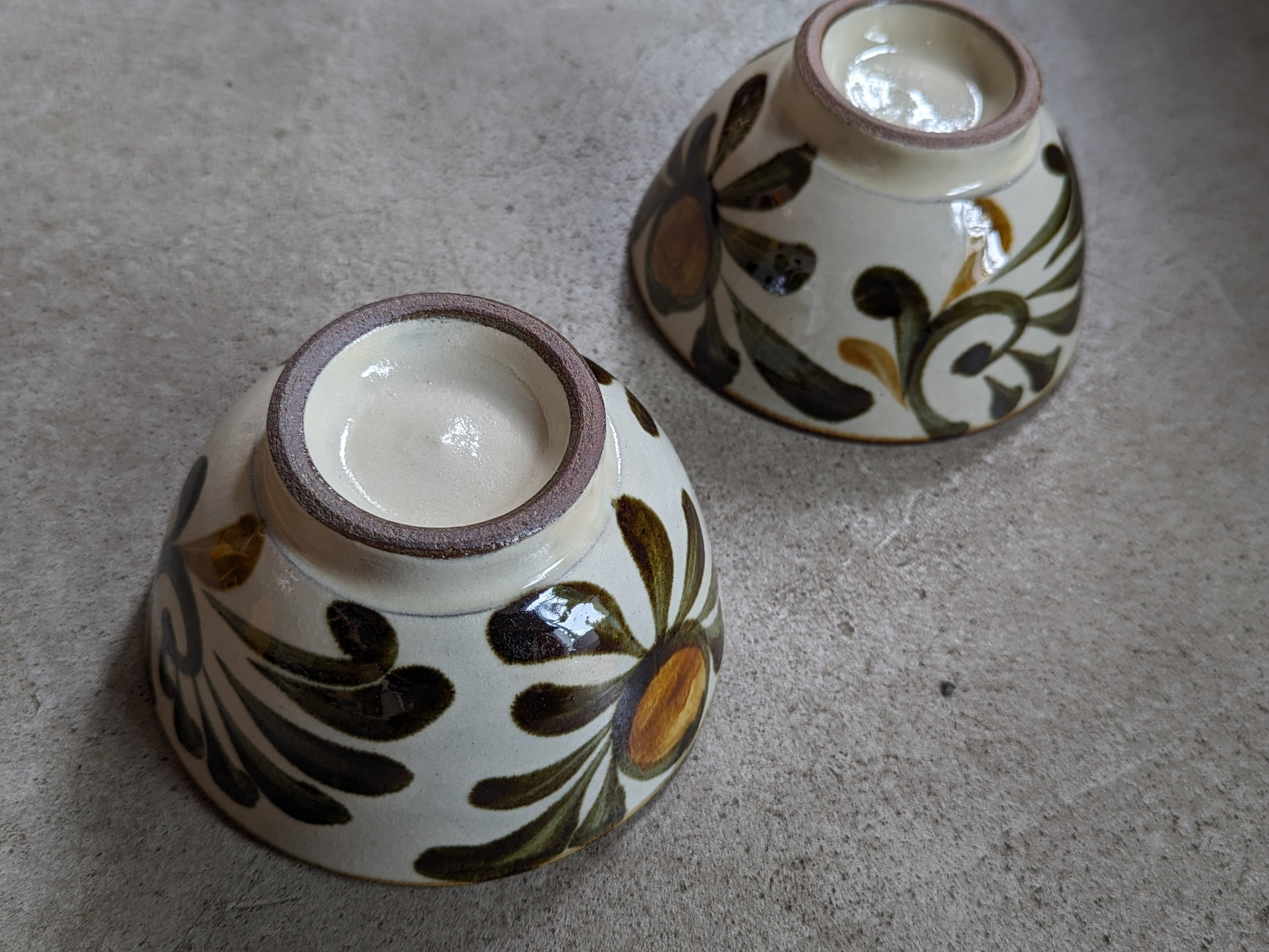 やちむん 汁マカイ（黒ゴス唐草） | 陶眞窯 | inoya | Basic Life