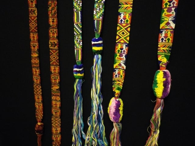 細かい織物の頭飾り(レッド系)