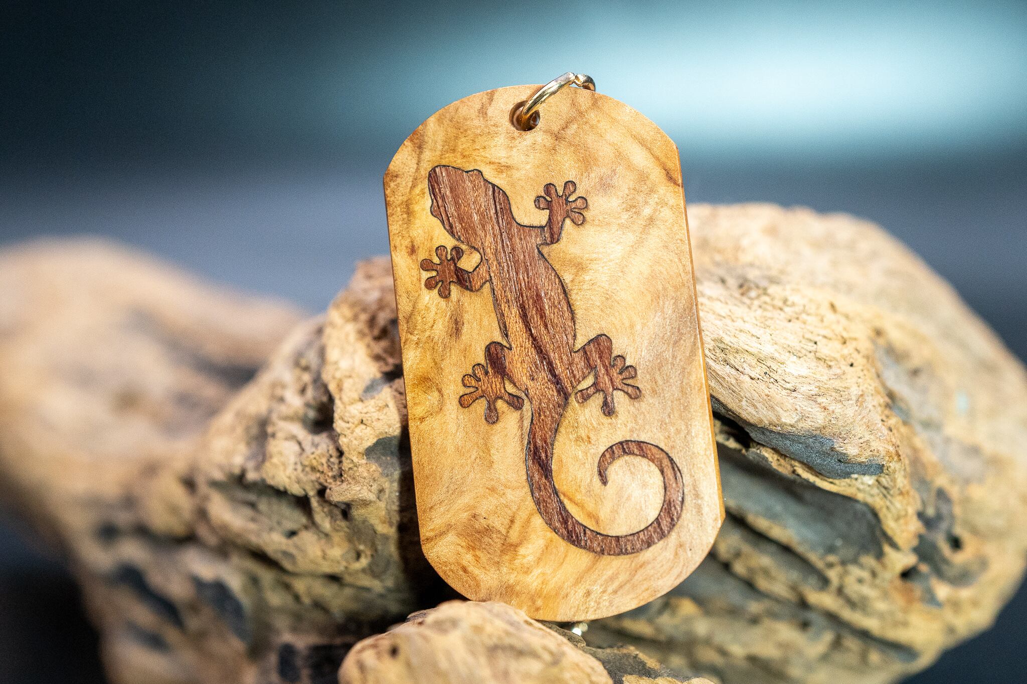 【日本が誇る銘木】杉 油杢 ドッグタグ 象嵌 木登りトカゲ