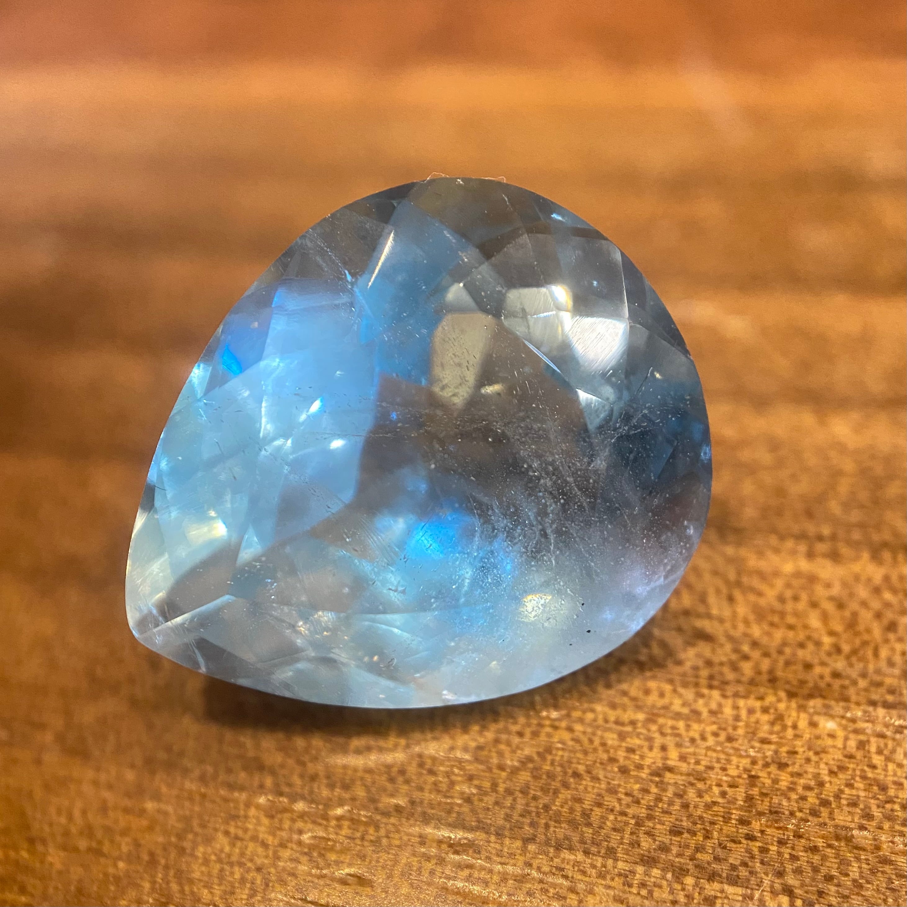 空を閉じ込めた大粒バイカラートパーズ