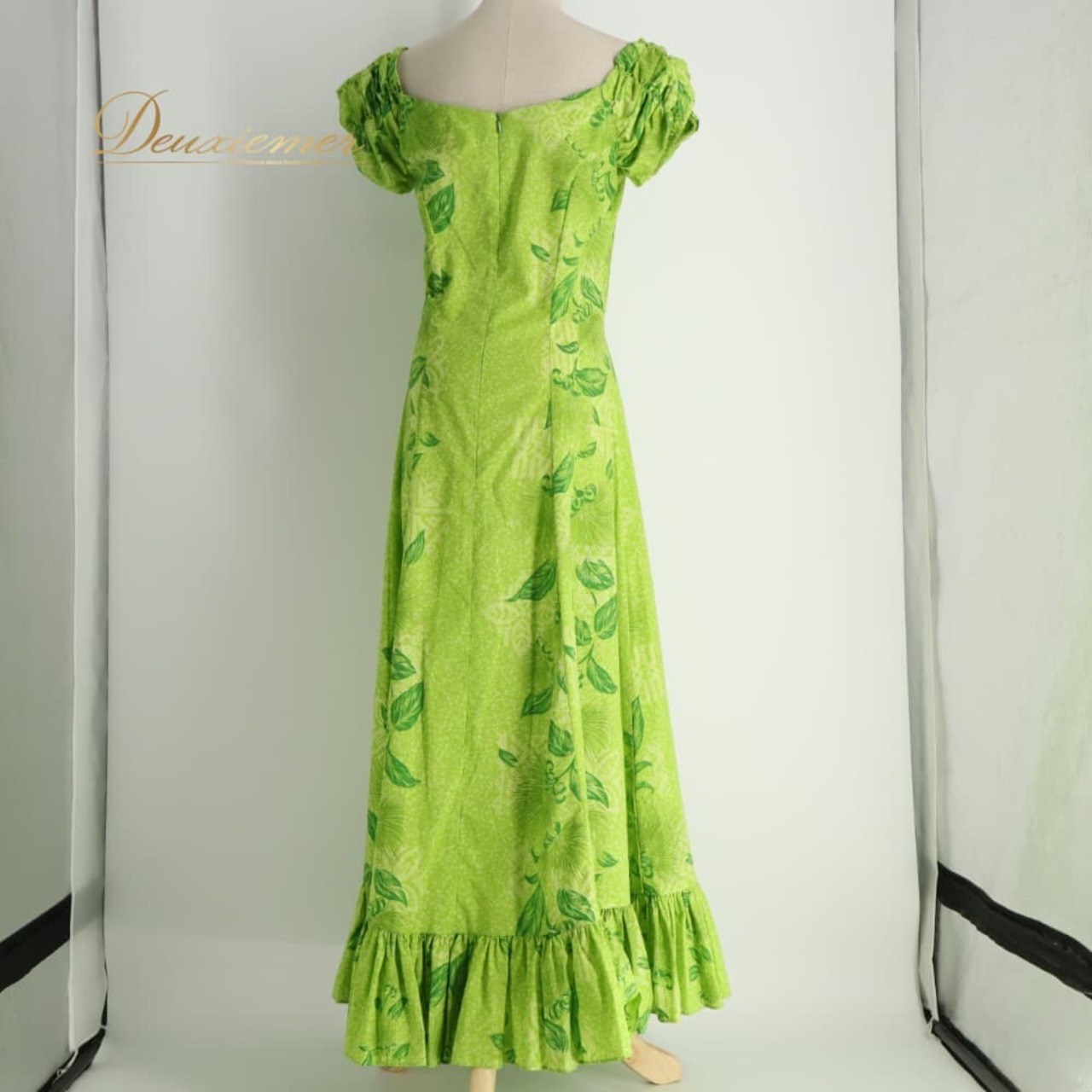 フラダンス 衣装 CC Fashions CCファッション ワンピース グリーン系 花柄 植物柄 ハワイアンプリント ハワイアン アロハ フラ ダンス レッスン 練習 黄緑 緑 ハワイアンダンス フリル フレアスカート ゴールド系 金 華やか 鮮やか さわやか かわいい おしゃれ 上品 ダンス衣装 練習着 レッスンウェア