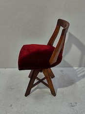 深紅のベルベットが映える回転ドクターチェア