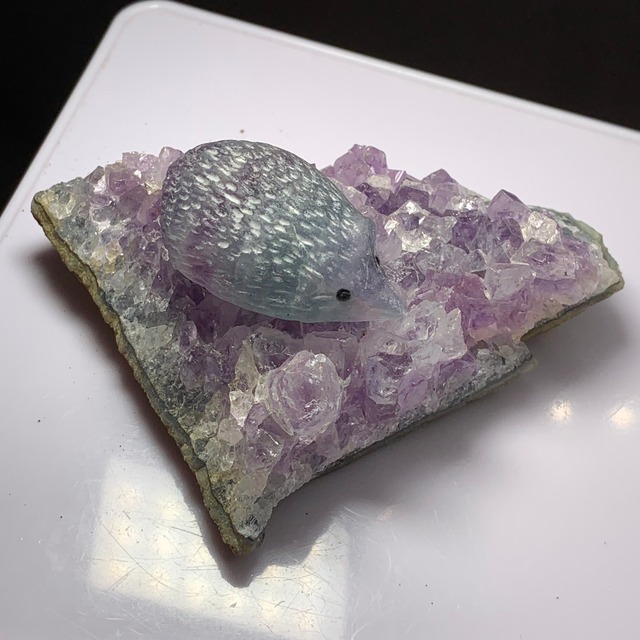 7.ウルグアイ産アメジストクラスターに住み着いているフローライトハリネズミさん