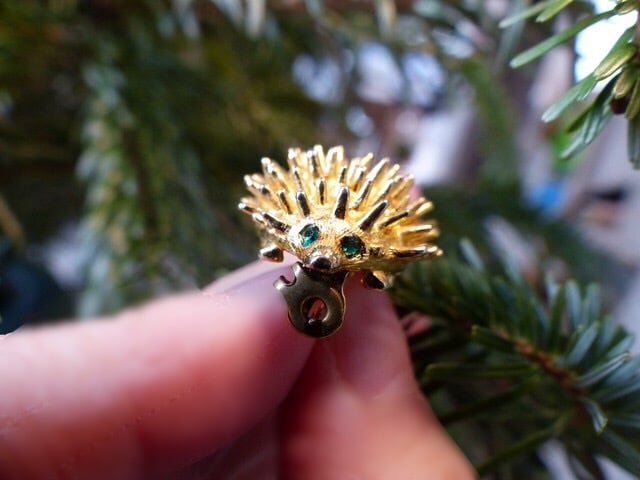 金色 針ねずみのブローチ