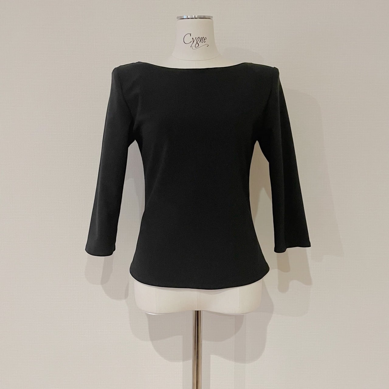 バックコンシャスパワショルトップス Lise ブラック | Cygne 