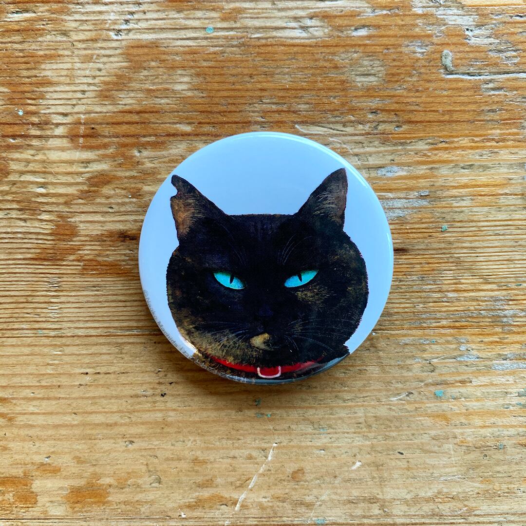 女の子と黒猫の彫刻バッジ 町田尚子「ねことねこ」サビ 缶バッチ | 奈良の愛らしい猫のお店 猫