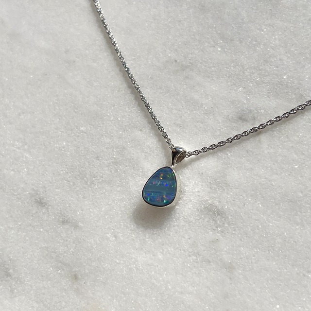 【レア・美石】オーストラリア産　ボルダーオパール　ペンダント（チェーンつき）　1131