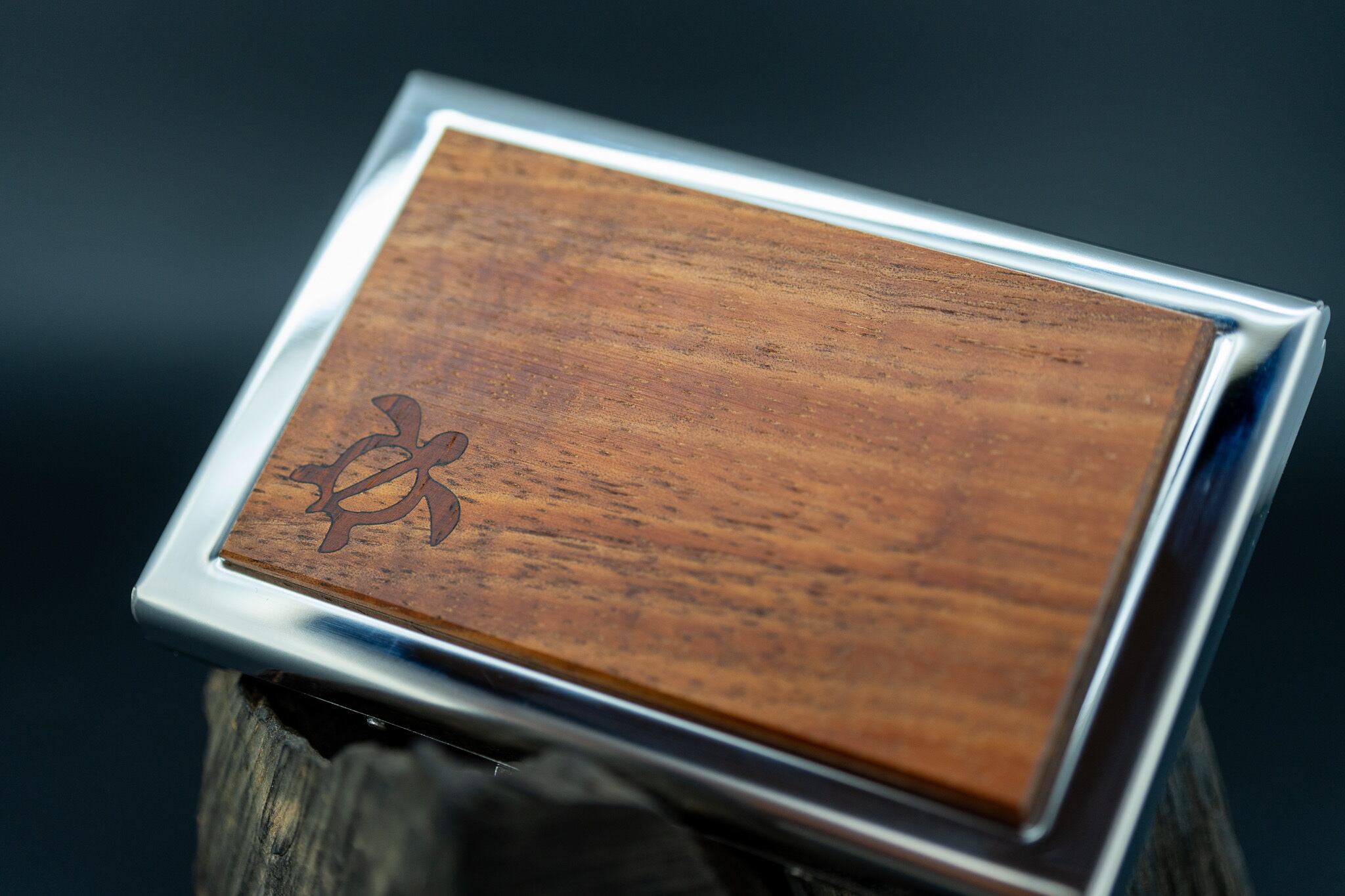 【王族の愛した銘木】 ハワイアンコア カードケース silver 浅瀬で泳ぐウミガメ 象嵌