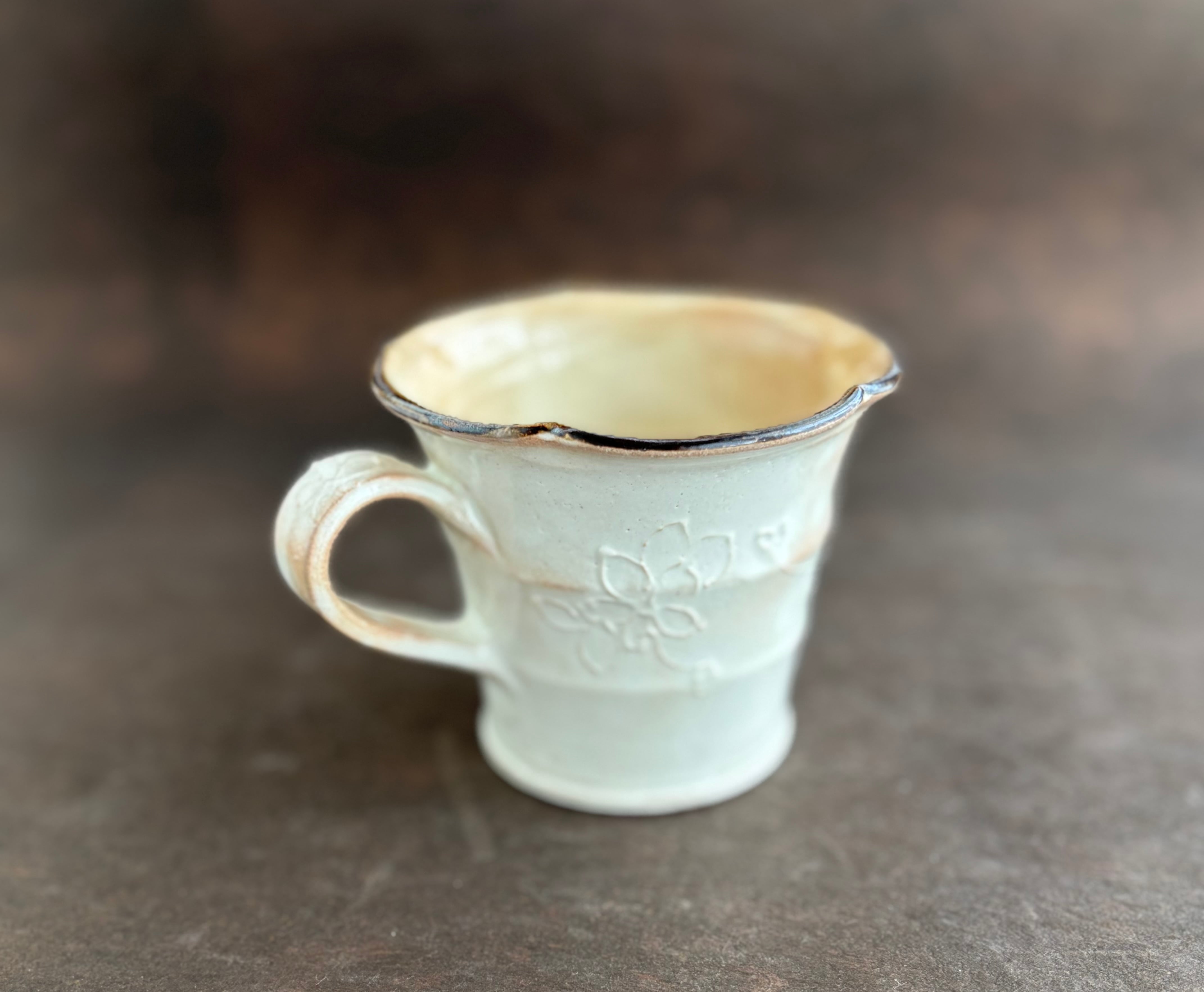 土和のルリエフ粉引き白　お花形マグカップ