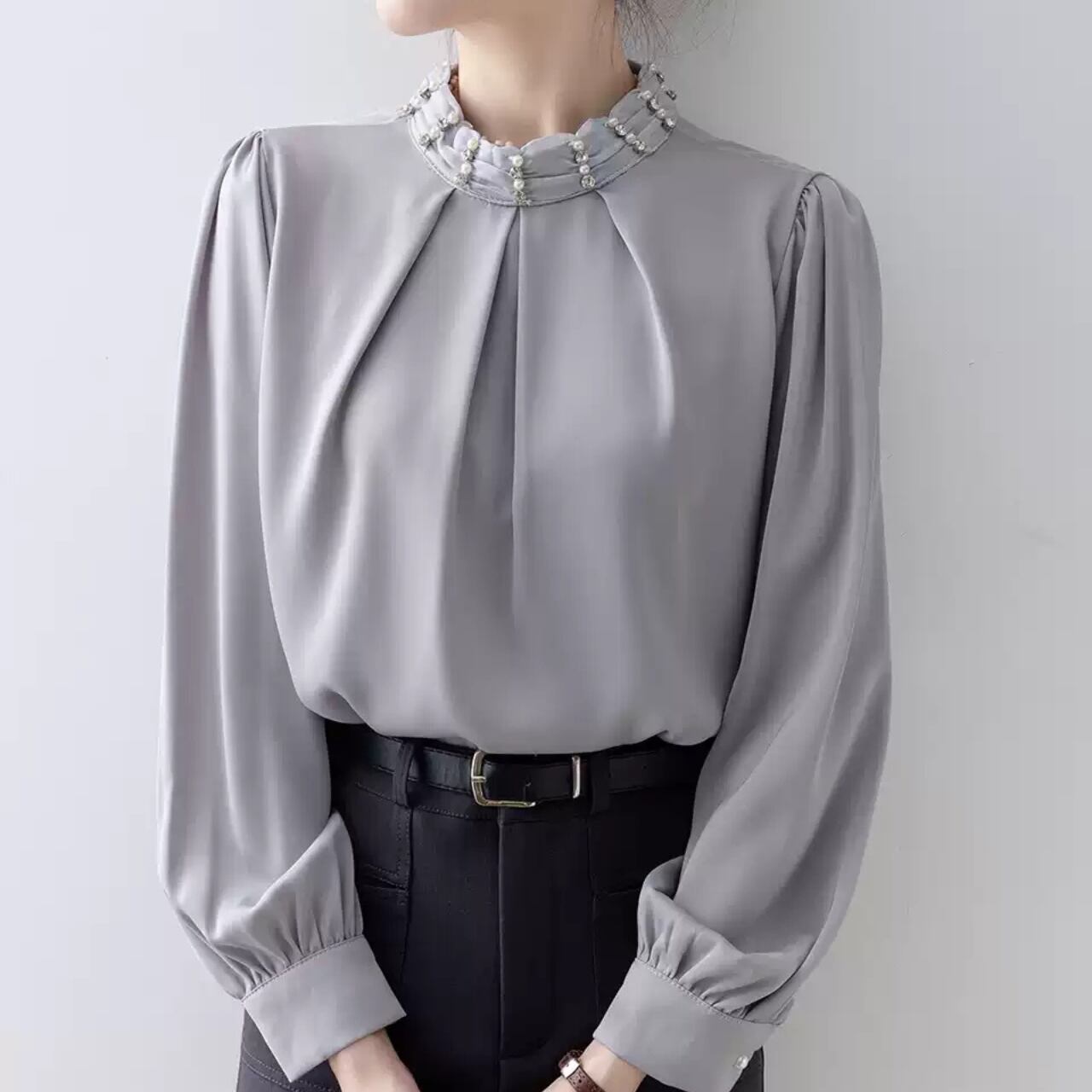 グレー ビーズ ラウンドネック サテントップス