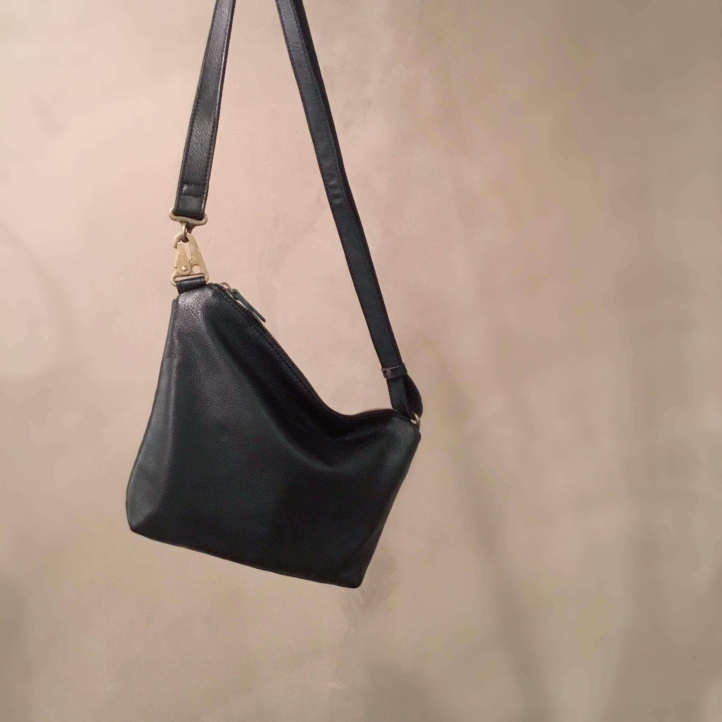 三角金具の変形サコッシュミニショルダーバッグ。 | -LESS (レス) 革鞄