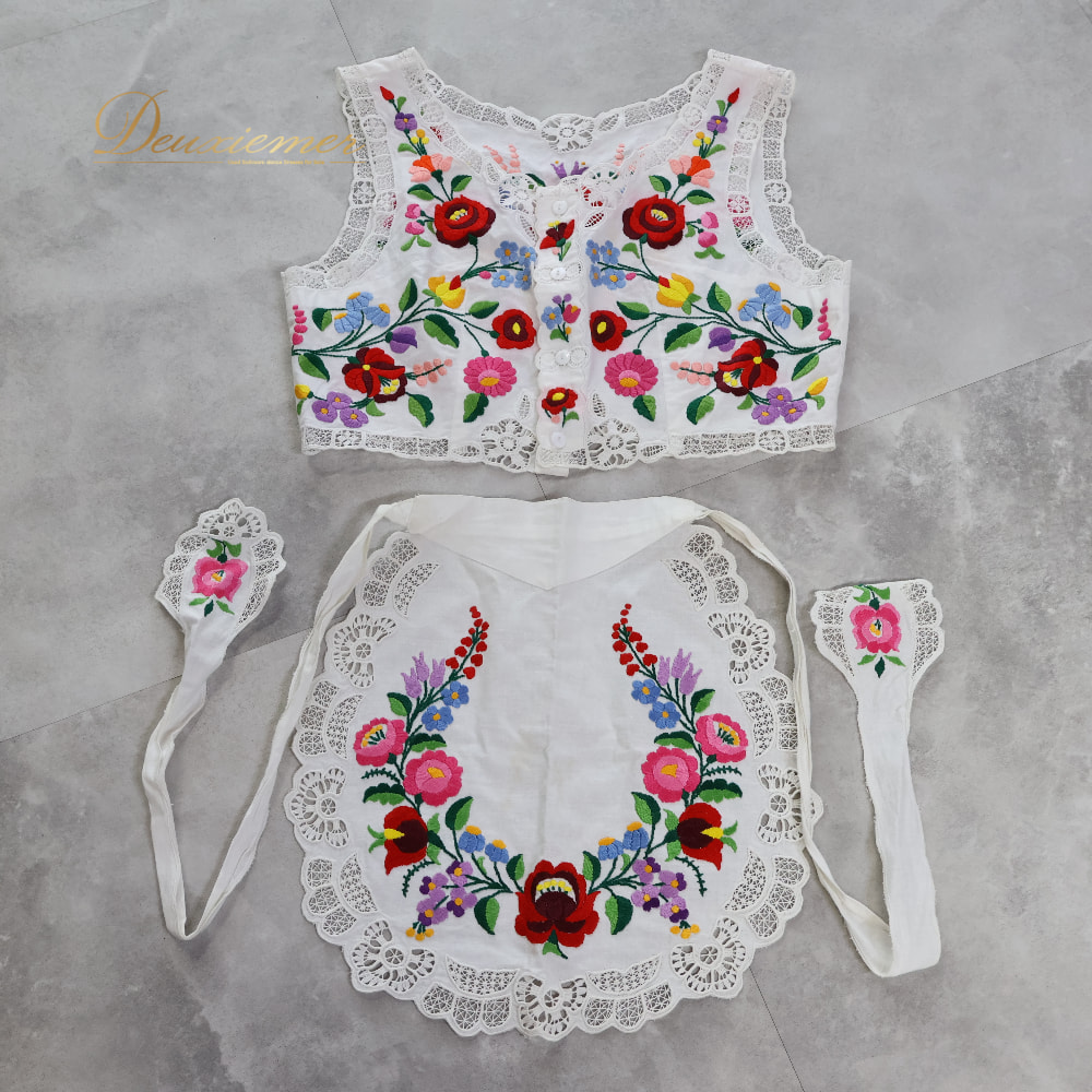 フォークダンス 衣装 まとめ売り 全2点 セット ホワイト系 ベスト トップス エプロン 花 花柄 刺繍 カラフル チロリアン 華やか 白 赤 青 緑 黄 紫 レース おしゃれ イベント レッド系 ブルー系 グリーン系 イエロー系 ピンク系 パープル系