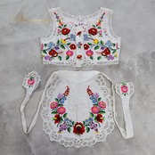 フォークダンス 衣装 まとめ売り 全2点 セット ホワイト系 ベスト トップス エプロン 花 花柄 刺繍 カラフル チロリアン 華やか 白 赤 青 緑 黄 紫 レース おしゃれ イベント レッド系 ブルー系 グリーン系 イエロー系 ピンク系 パープル系