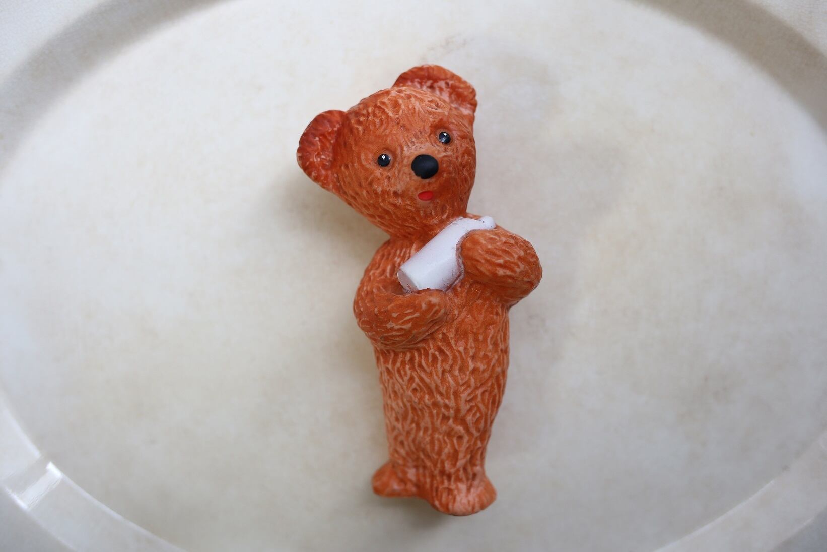 フランス アンティーク ヴィンテージ ”Bonne nuit les petits” 哺乳瓶を抱えるベアー ソフビ人形