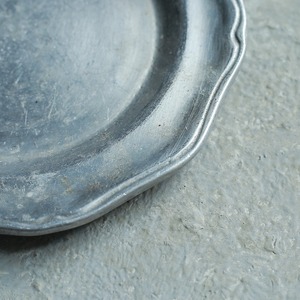 シルバーに輝く、ピューターのお皿