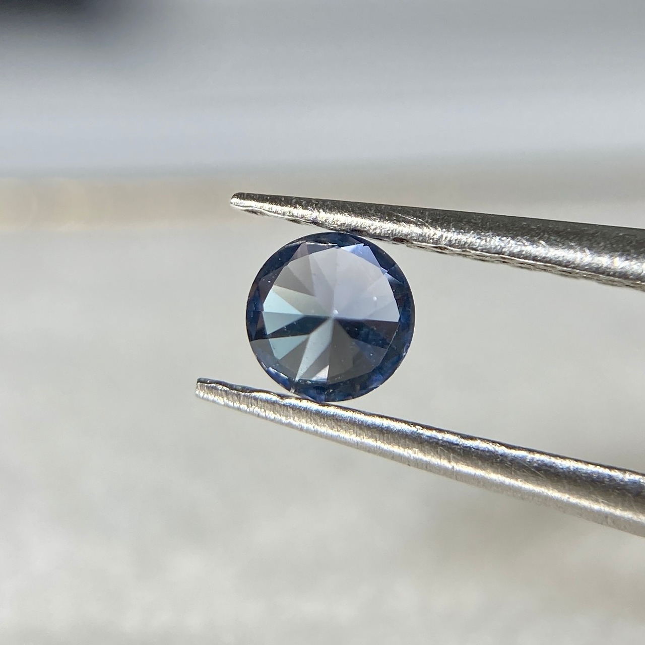 丸いスピネル  約3.3mm r-0445