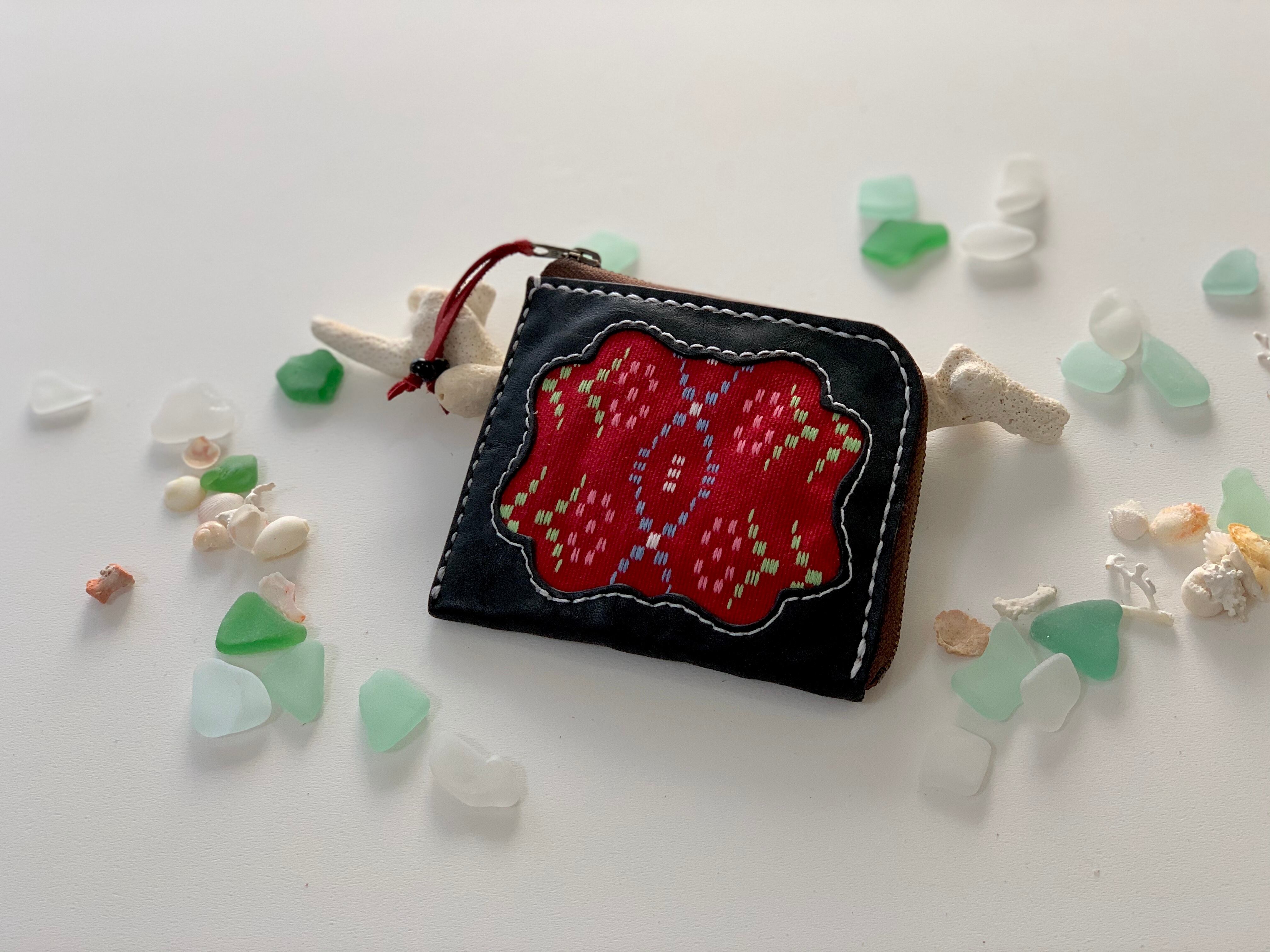 読谷山花織   L字ファスナーミニウォレット     　花織の色　赤　　革　黒