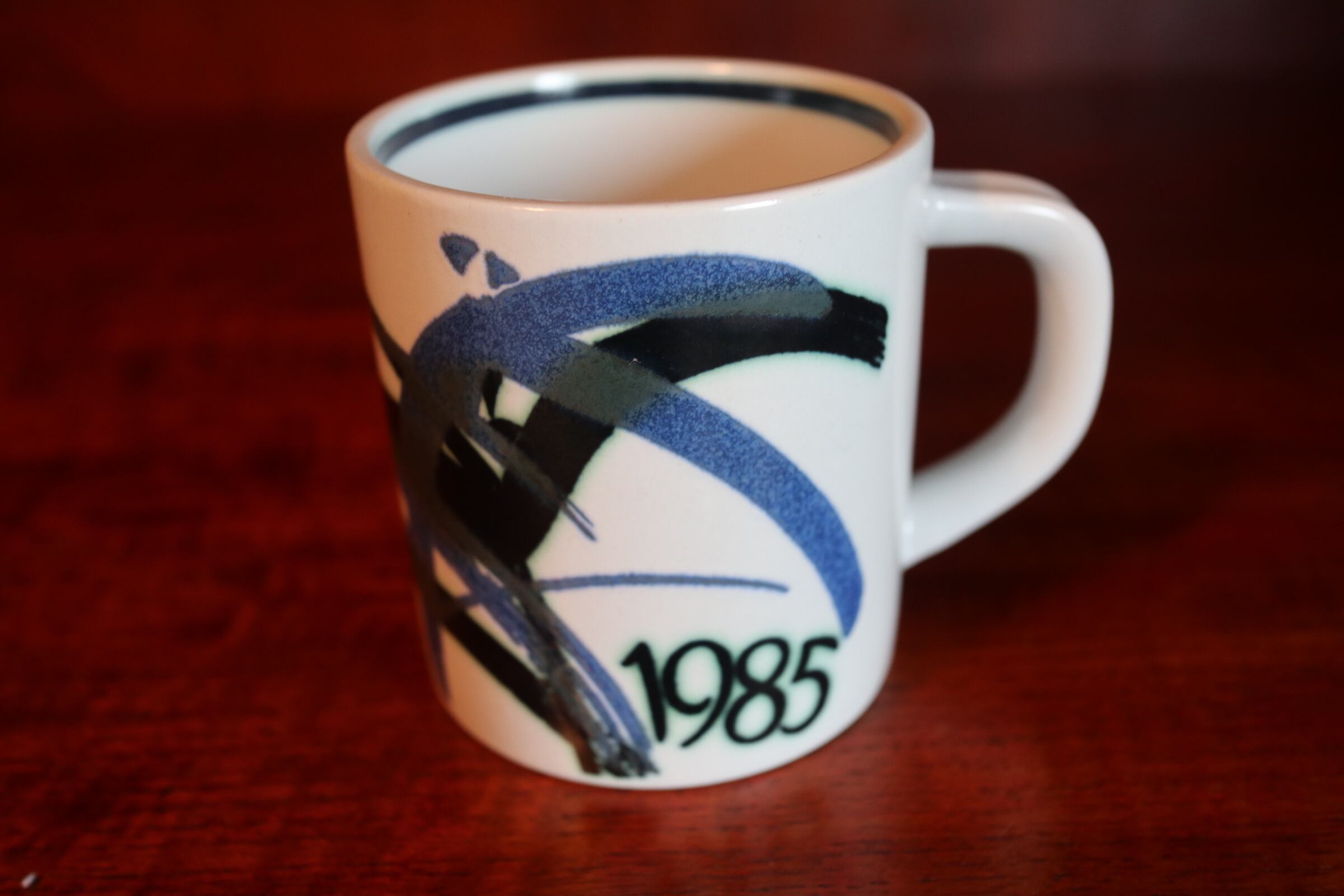 １９８５年 ロイヤルコペンハーゲン マグカップ Small サイズ ロイヤルコペンハーゲン イヤーマグ 1985年 | Kiitos