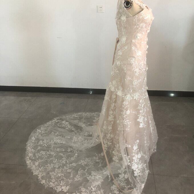 ウェディングドレス ホワイト 花柄のモチーフ刺繍が美しく 上品透け袖  