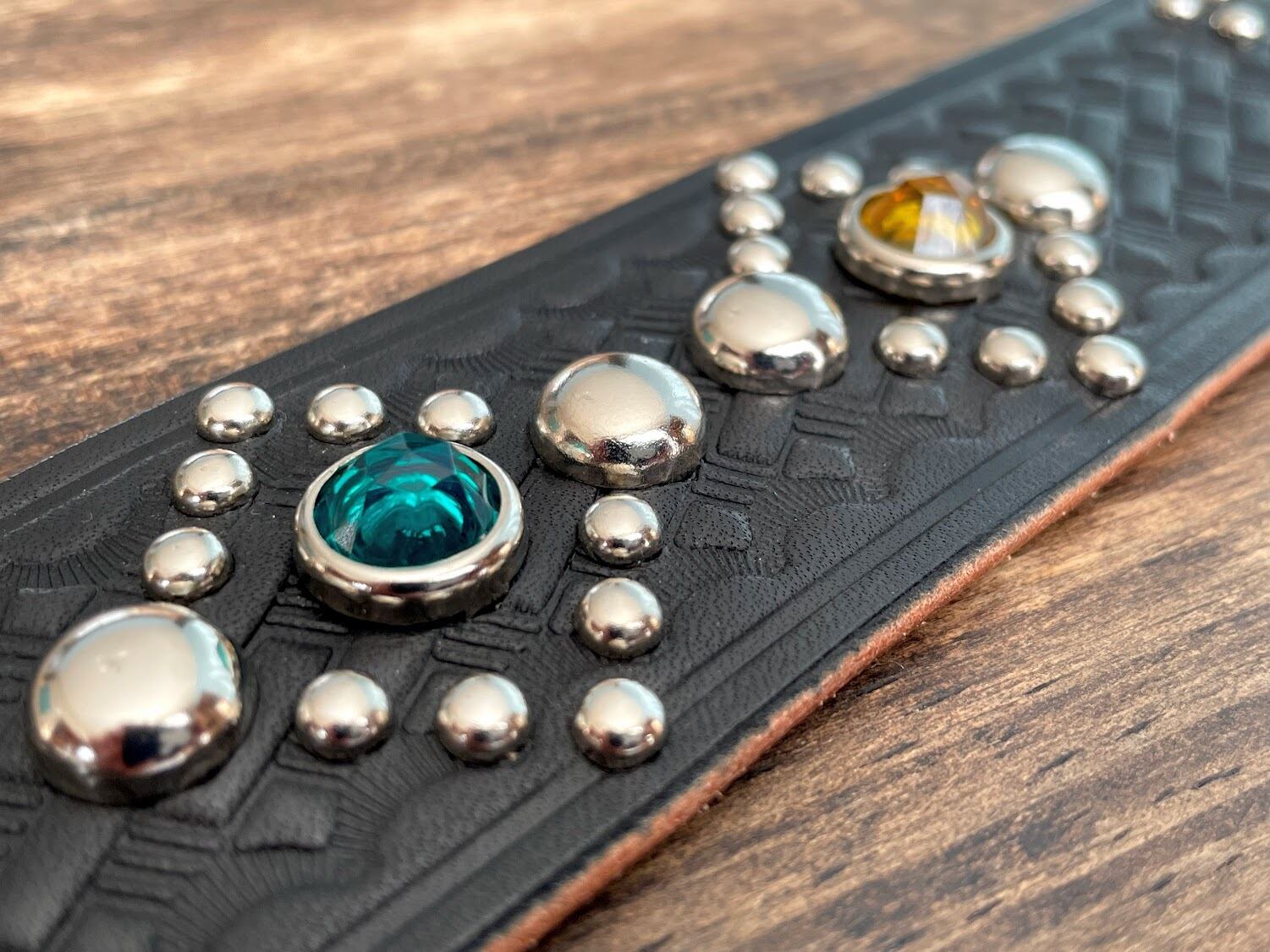 昭南ベンズレザー　スタッズベルトブラス&ニッケル　アクリル　アクアブルー スタッズベルト 《表菅原》 | 荒馬スタッズ工業