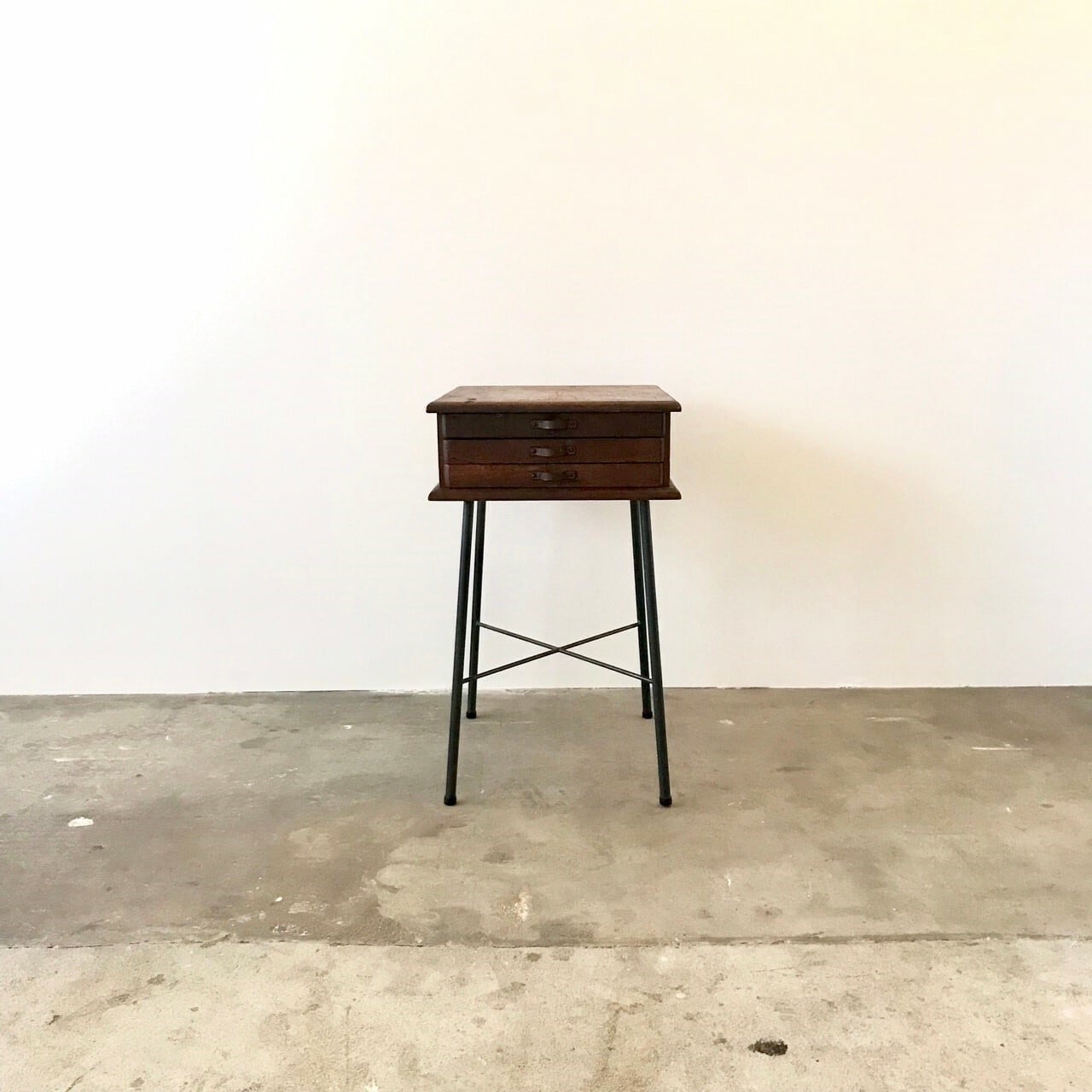 サイドテーブル　鍵屋の引き出し