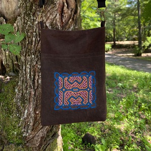 Pst04 ポシェット　泥染め刺繍青　17x22x2 調整紐付き　シピボ族の泥染めと手刺繍