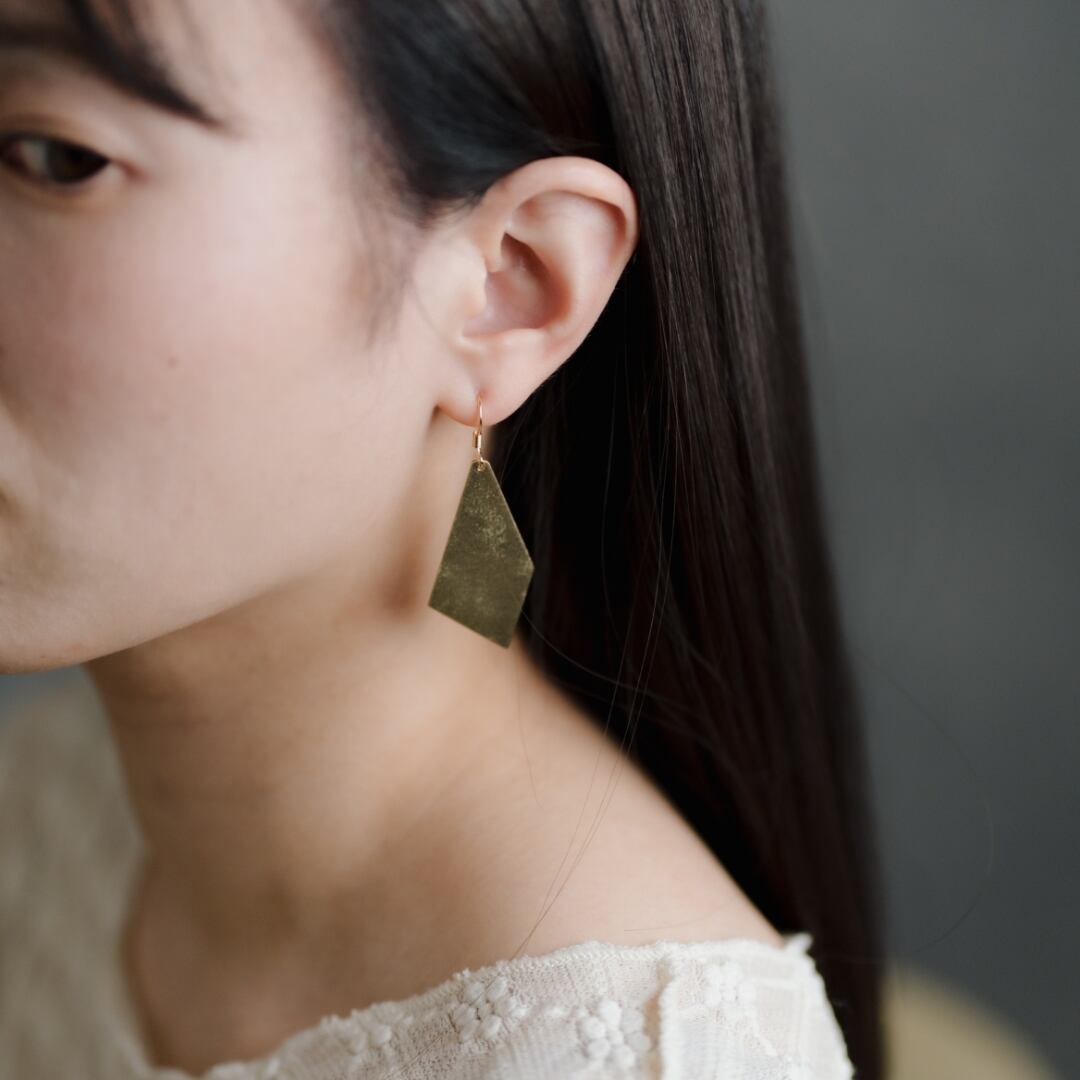 揺れる大ぶりなピアス/イヤリング｜台形 〈無垢真鍮〉 | Sorelle .