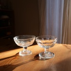 脚付きのアイスクリームカップ