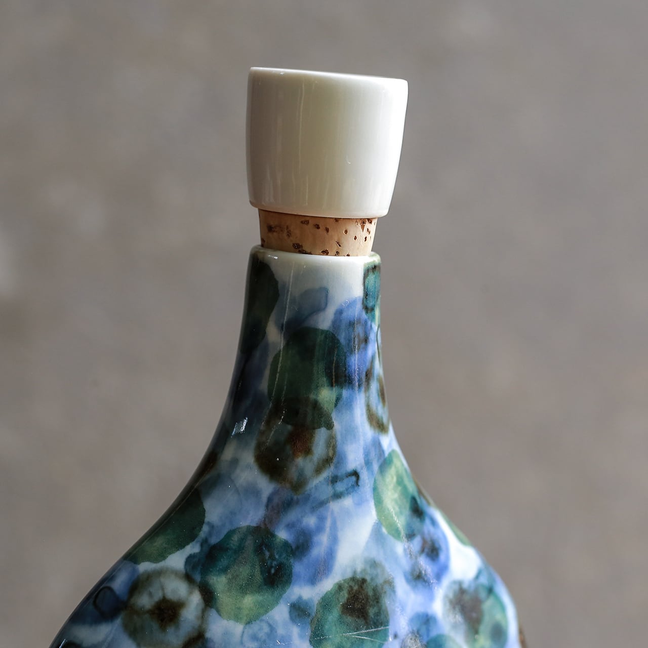 手描き模様の陶器花瓶2個セット 手描き模様の陶器花瓶2個セット 手描きの模様が美しい、陶器のボトル