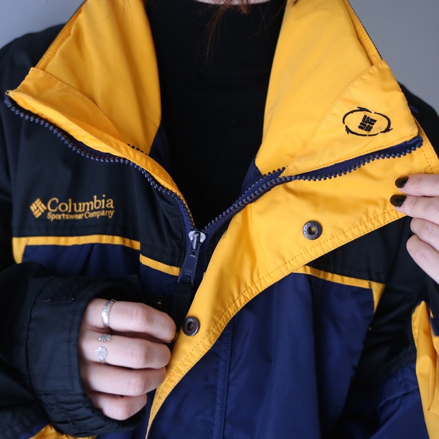 "Columbia" good coloring 3-tone design over silhouette mountain parka